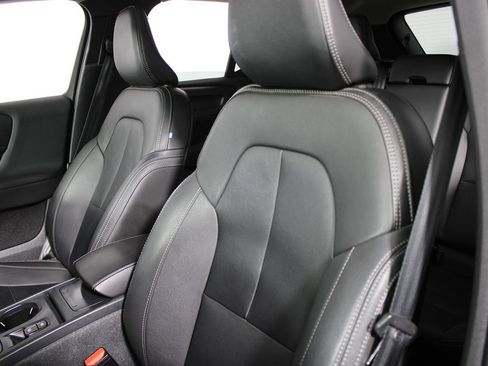 Used 2024 Volvo XC40 B5 Core AWD/4WD image 12