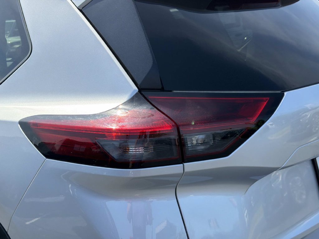 Used 2024 Nissan Rogue S AWD/4WD image 12