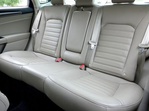 Used 2018 Ford Fusion SE w/ Fusion SE Technology Package image 12