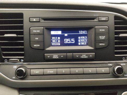 Used 2017 Hyundai Elantra SE image 25