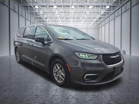 Used 2023 Chrysler Pacifica Touring-L FWD image 9