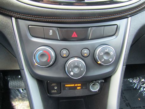 Used 2017 Chevrolet Trax LT w/ Sun & Sound Package FWD image 29