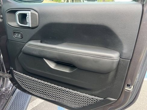 Used 2018 Jeep Wrangler Unlimited Sahara image 28