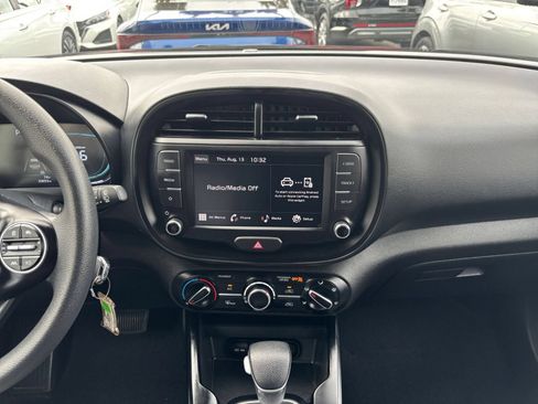 Used 2025 Kia Soul LX w/ LX Technology Package FWD image 17