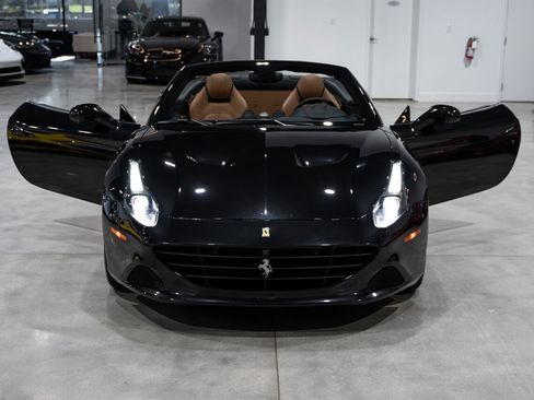 Used 2015 Ferrari California T image 38