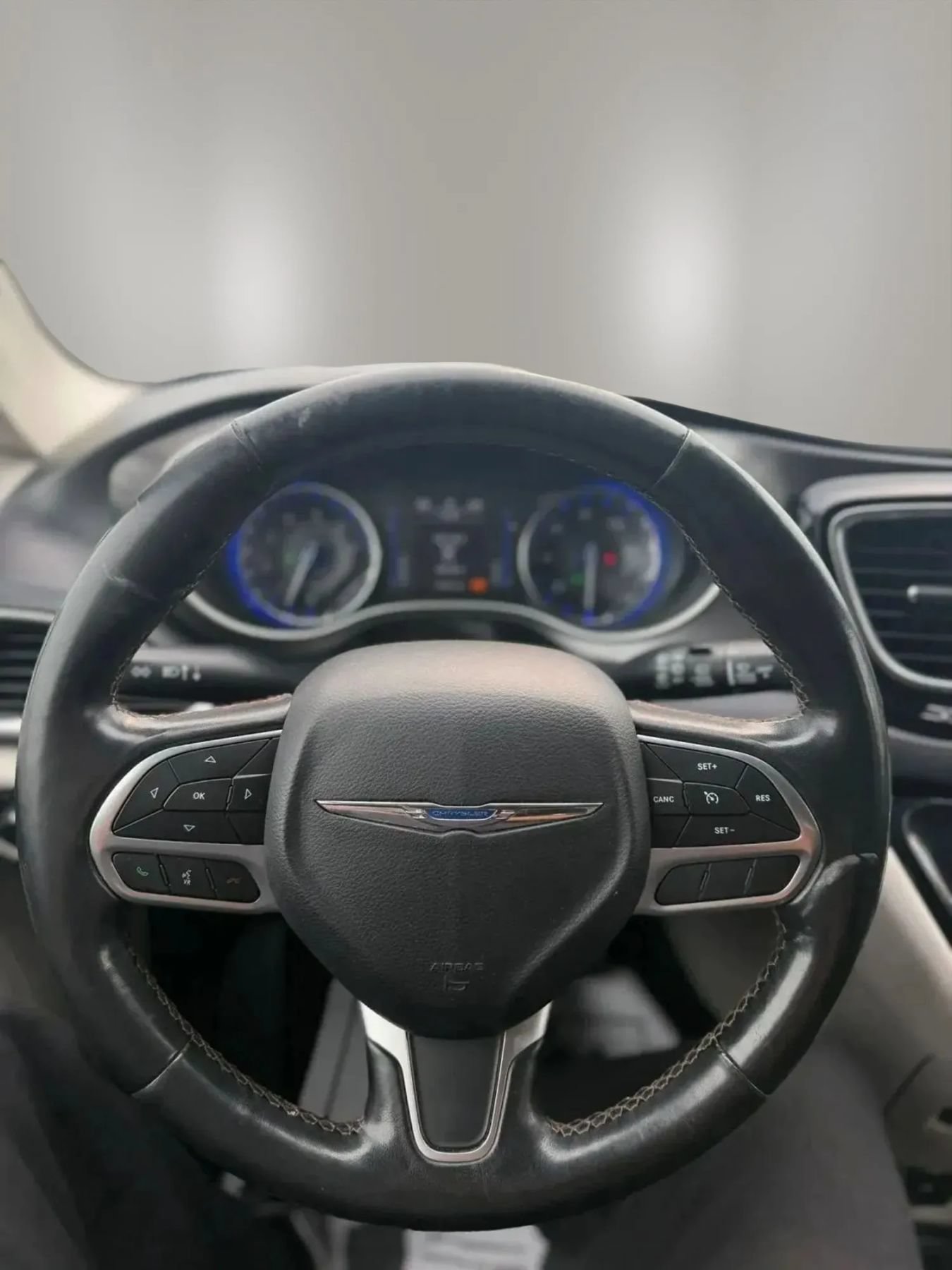 Used 2020 Chrysler Pacifica Touring-L FWD image 13