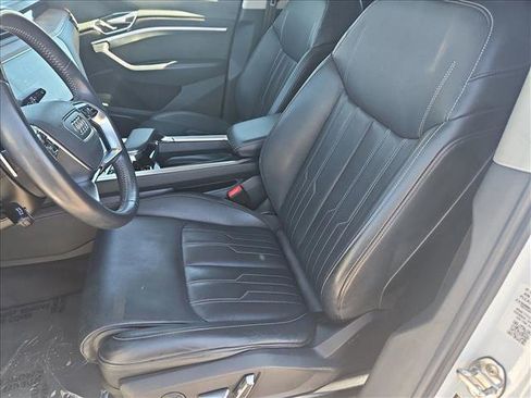 Used 2019 Audi e-tron Prestige w/ Prestige Package image 17