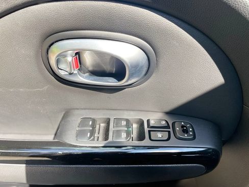 Used 2015 Kia Soul + w/ Primo Package FWD image 9