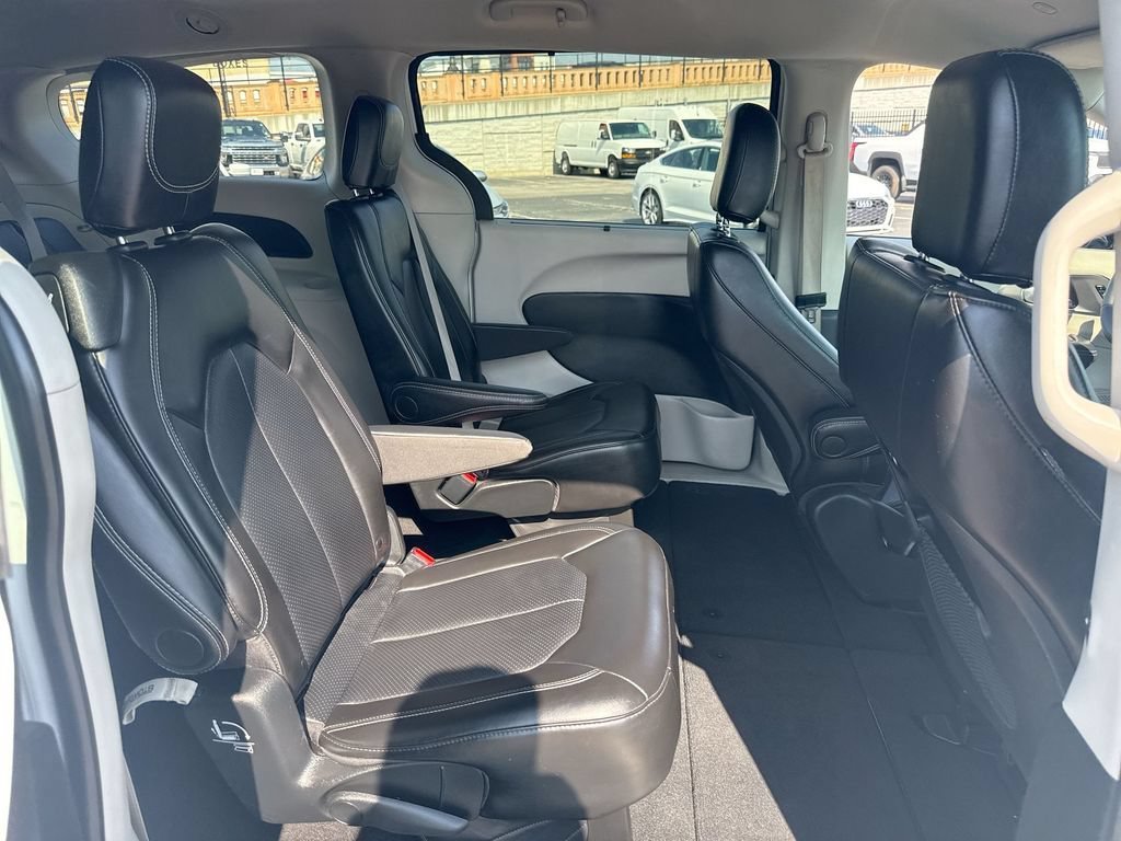 Used 2024 Chrysler Pacifica Touring-L FWD image 29
