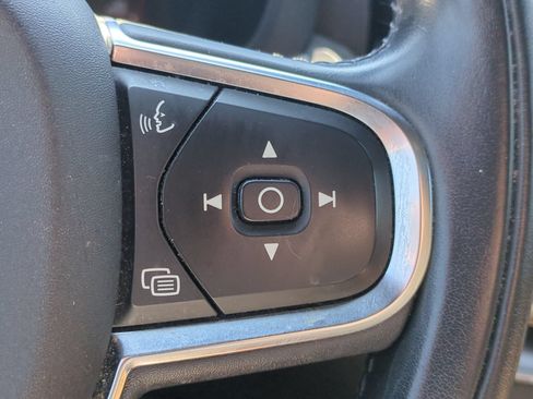 Used 2019 Volvo XC60 T5 Momentum w/ Multimedia Package AWD/4WD image 17