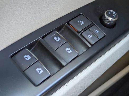 Used 2020 Toyota Camry XLE image 21