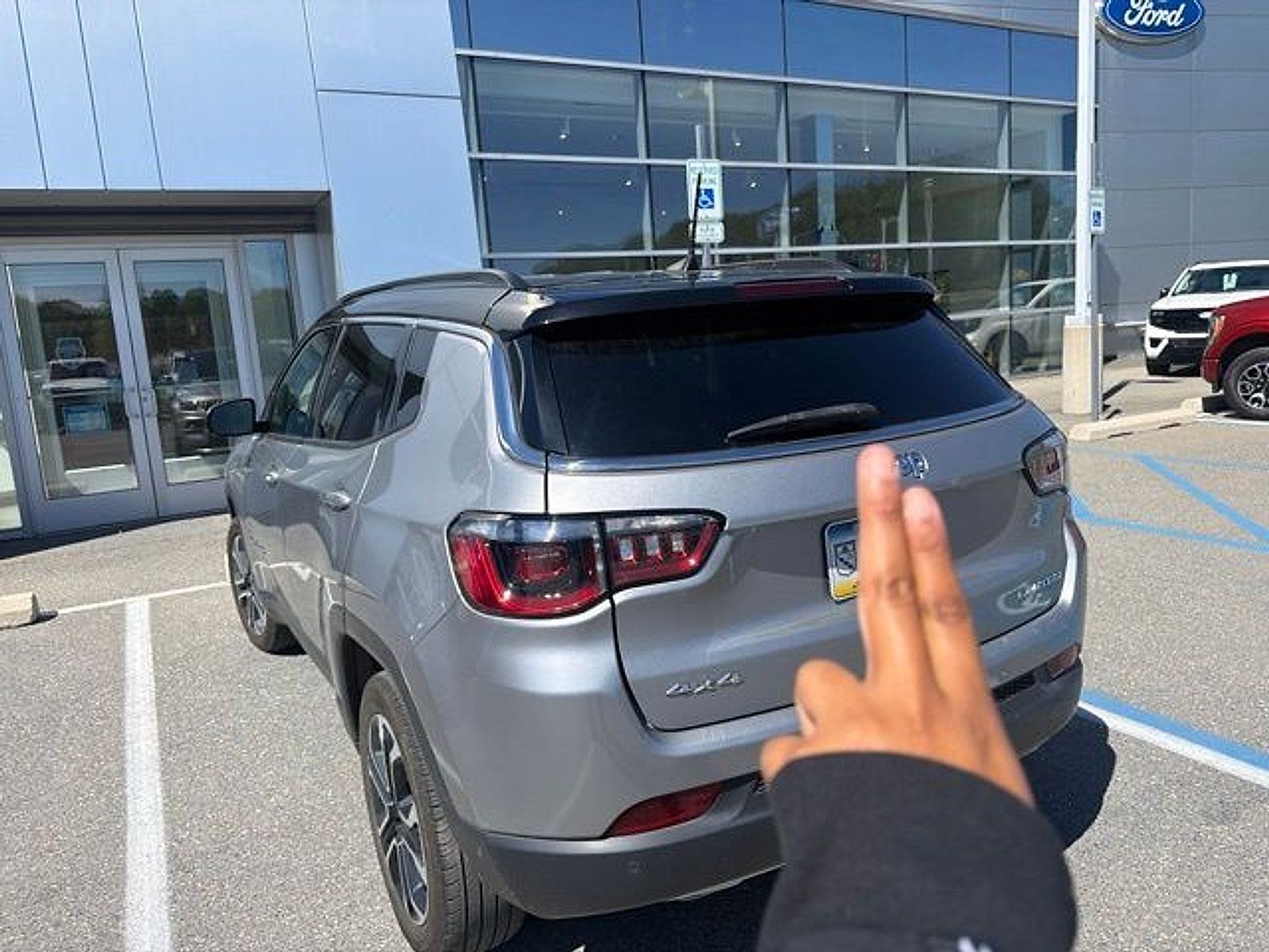 Used 2023 Jeep Compass Limited AWD/4WD image 3