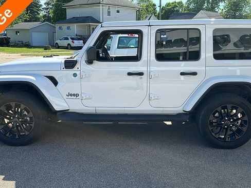 Used 2025 Jeep Wrangler Unlimited Sahara AWD/4WD image 4
