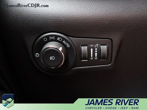 Used 2025 Jeep Compass Trailhawk AWD/4WD image 31