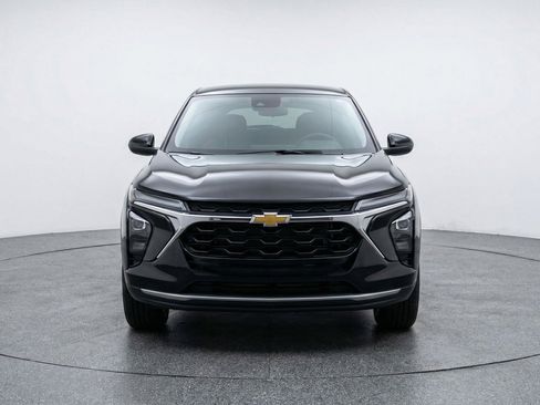 Used 2025 Chevrolet Trax LT image 2