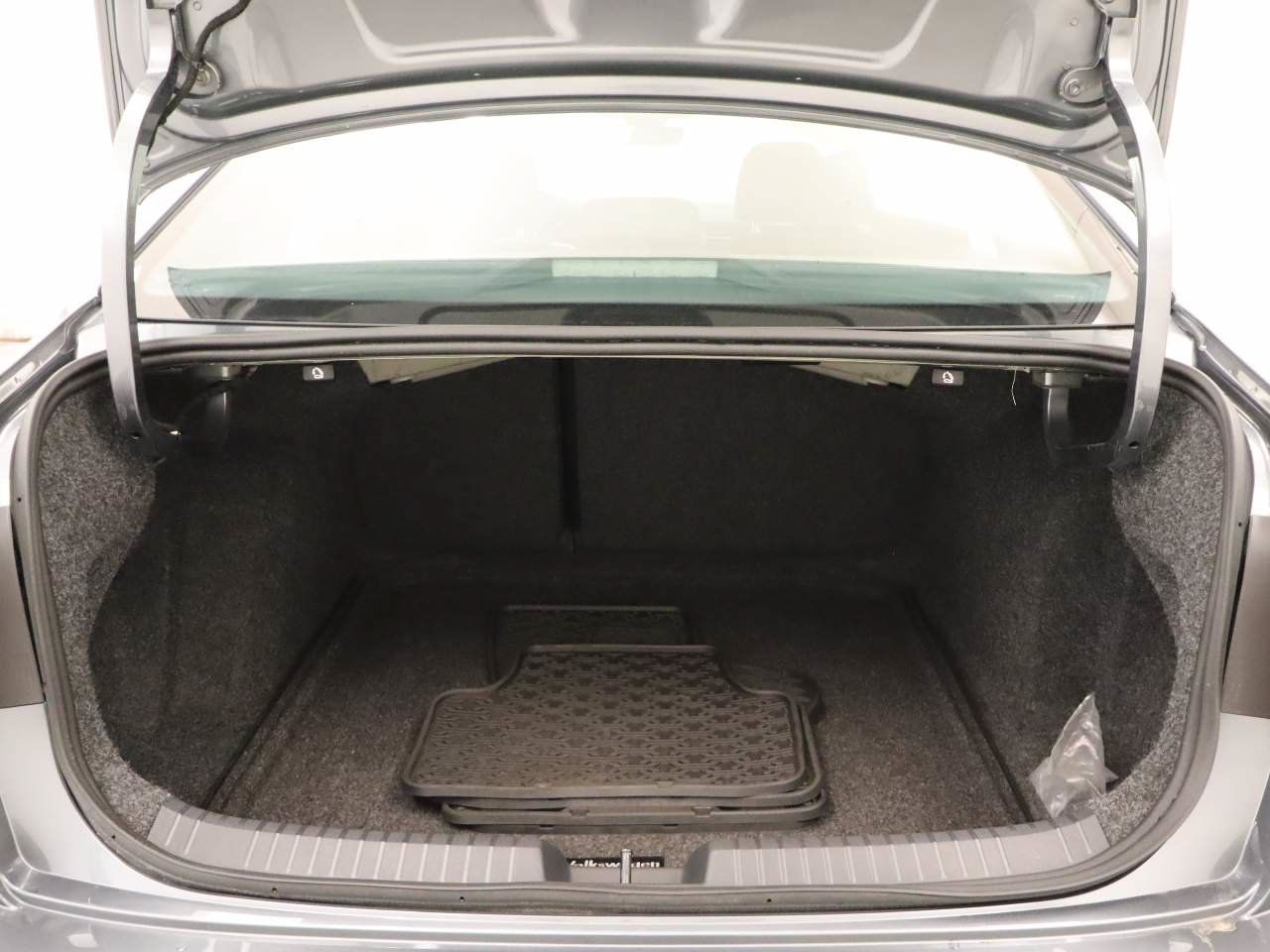 Certified 2025 Volkswagen Jetta Sport FWD image 19