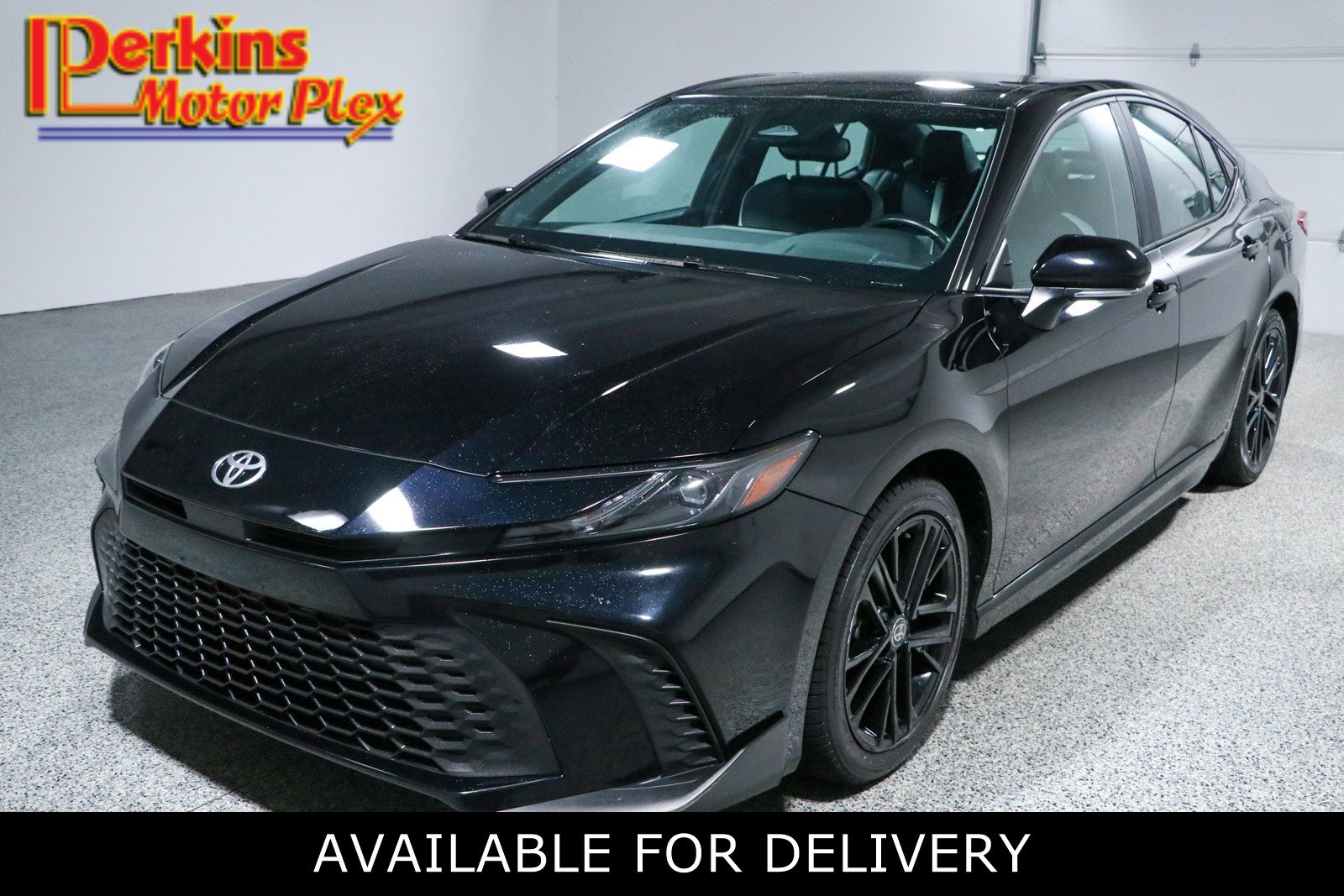 Used 2025 Toyota Camry SE FWD image 1