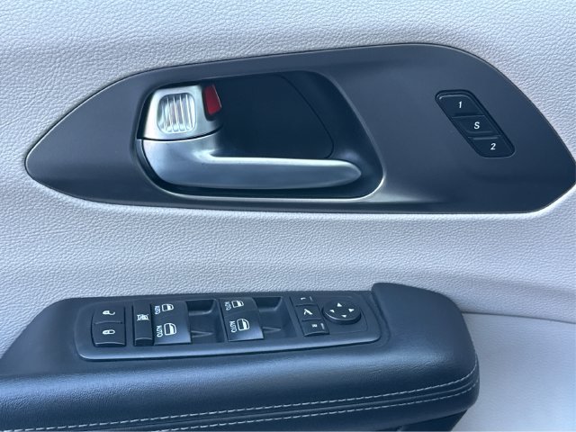 Used 2018 Chrysler Pacifica Limited w/ Advanced Safetytec Group FWD image 21