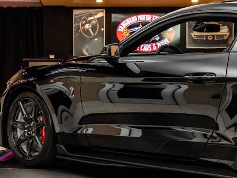 Used 2020 Ford Mustang Shelby GT500 w/ Carbon Fiber Track Pack image 35