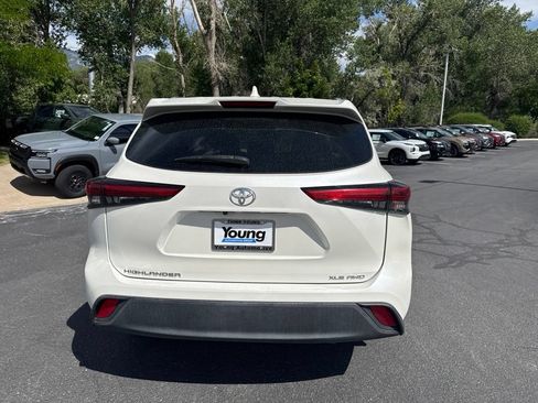 Used 2021 Toyota Highlander XLE AWD/4WD image 4
