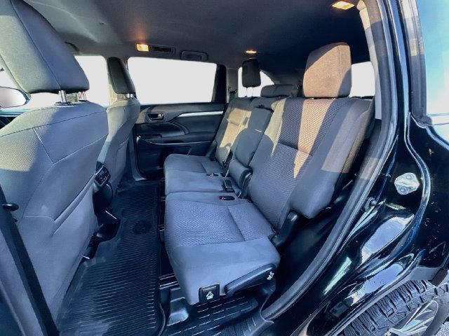 Used 2018 Toyota Highlander LE AWD/4WD image 23