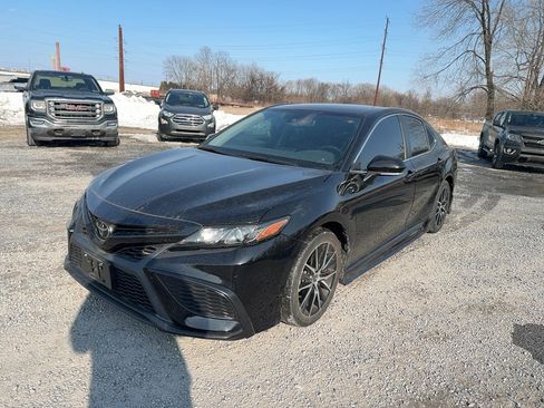 Used 2022 Toyota Camry SE image 1