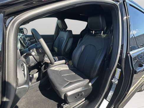 Used 2025 Chrysler Pacifica Select FWD image 14