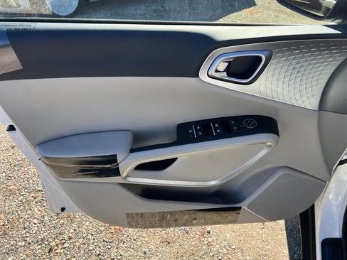 New 2025 Kia Soul LX image 18