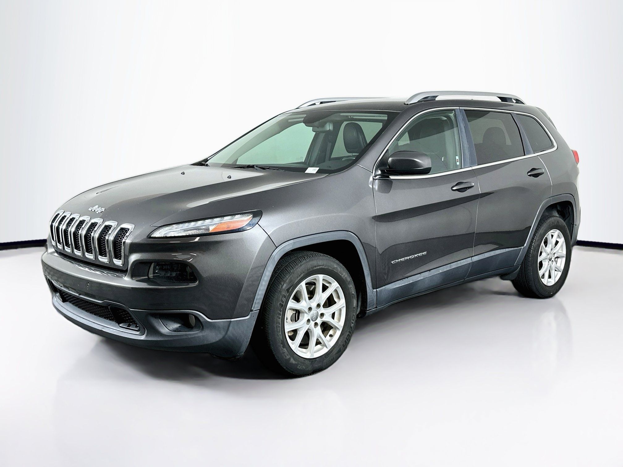 Used 2018 Jeep Cherokee Latitude Plus w/ Trailer Tow Group FWD image 3