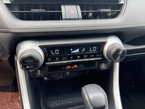 Used 2025 Toyota RAV4 XLE AWD/4WD image 18