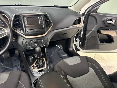 Used 2018 Jeep Cherokee Latitude w/ Safety Group AWD/4WD image 20