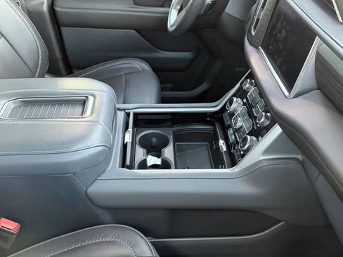 Used 2022 GMC Yukon Denali w/ Denali Premium Package image 7