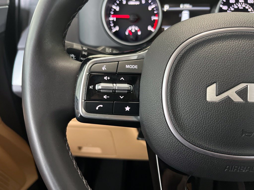 Used 2024 Kia Carnival LX FWD image 6