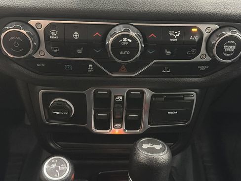 Used 2024 Jeep Wrangler Unlimited w/ Convenience Group AWD/4WD image 23