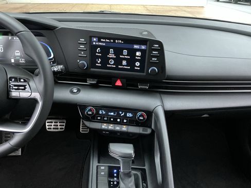 Used 2025 Hyundai Elantra Sport image 9