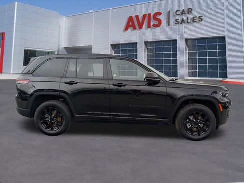 Used 2025 Jeep Grand Cherokee Altitude AWD/4WD image 7