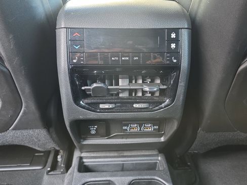 Used 2024 Jeep Grand Cherokee L Limited w/ Luxury Tech Group II image 16