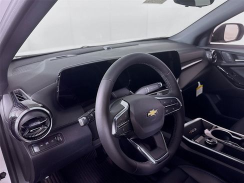 New 2026 Chevrolet Equinox LT w/ Convenience Package II AWD/4WD image 3