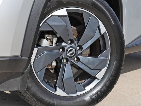 Used 2024 Nissan Rogue SV FWD image 11