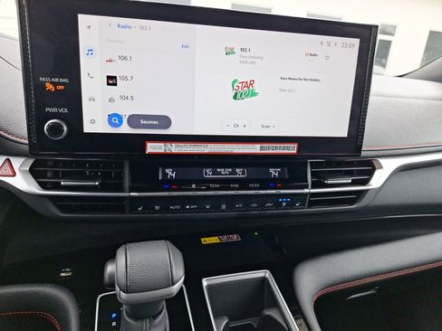 Used 2025 Toyota Sienna XSE image 28