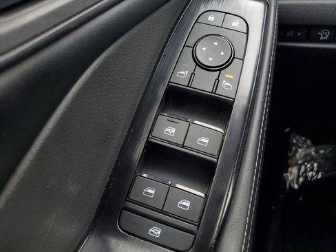 Used 2025 Nissan Rogue SV FWD image 18