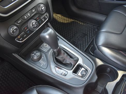 Used 2020 Jeep Cherokee Trailhawk w/ Cold Weather Group AWD/4WD image 12