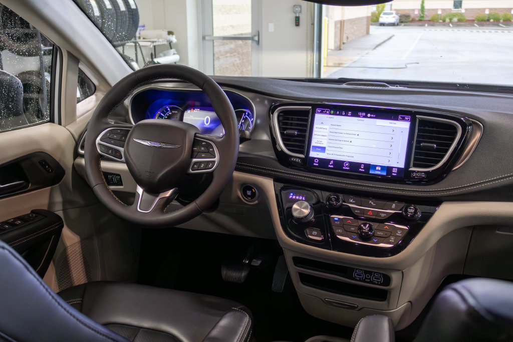 Used 2023 Chrysler Pacifica Touring-L FWD image 11