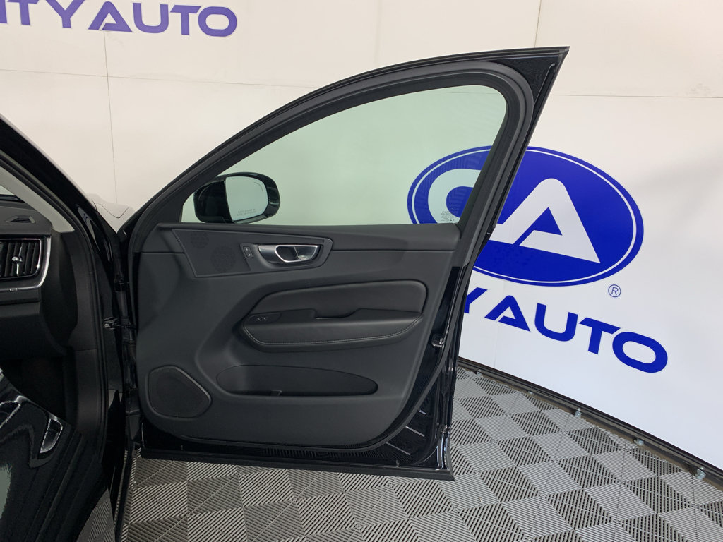Used 2023 Volvo XC60 B5 Core AWD/4WD image 39