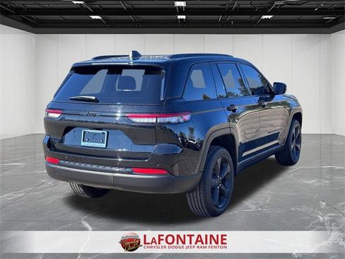 Used 2025 Jeep Grand Cherokee Altitude image 5