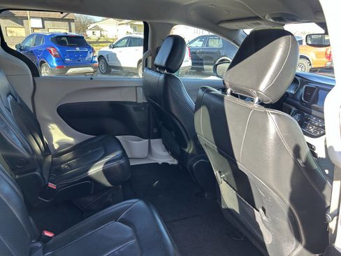 Used 2020 Chrysler Pacifica Touring-L image 28