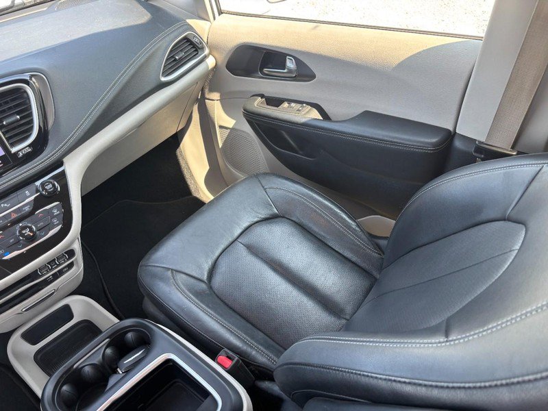Used 2022 Chrysler Pacifica Touring-L FWD image 17