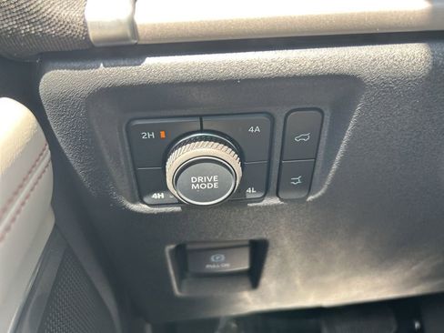 Used 2025 Ford Expedition Active AWD/4WD image 25