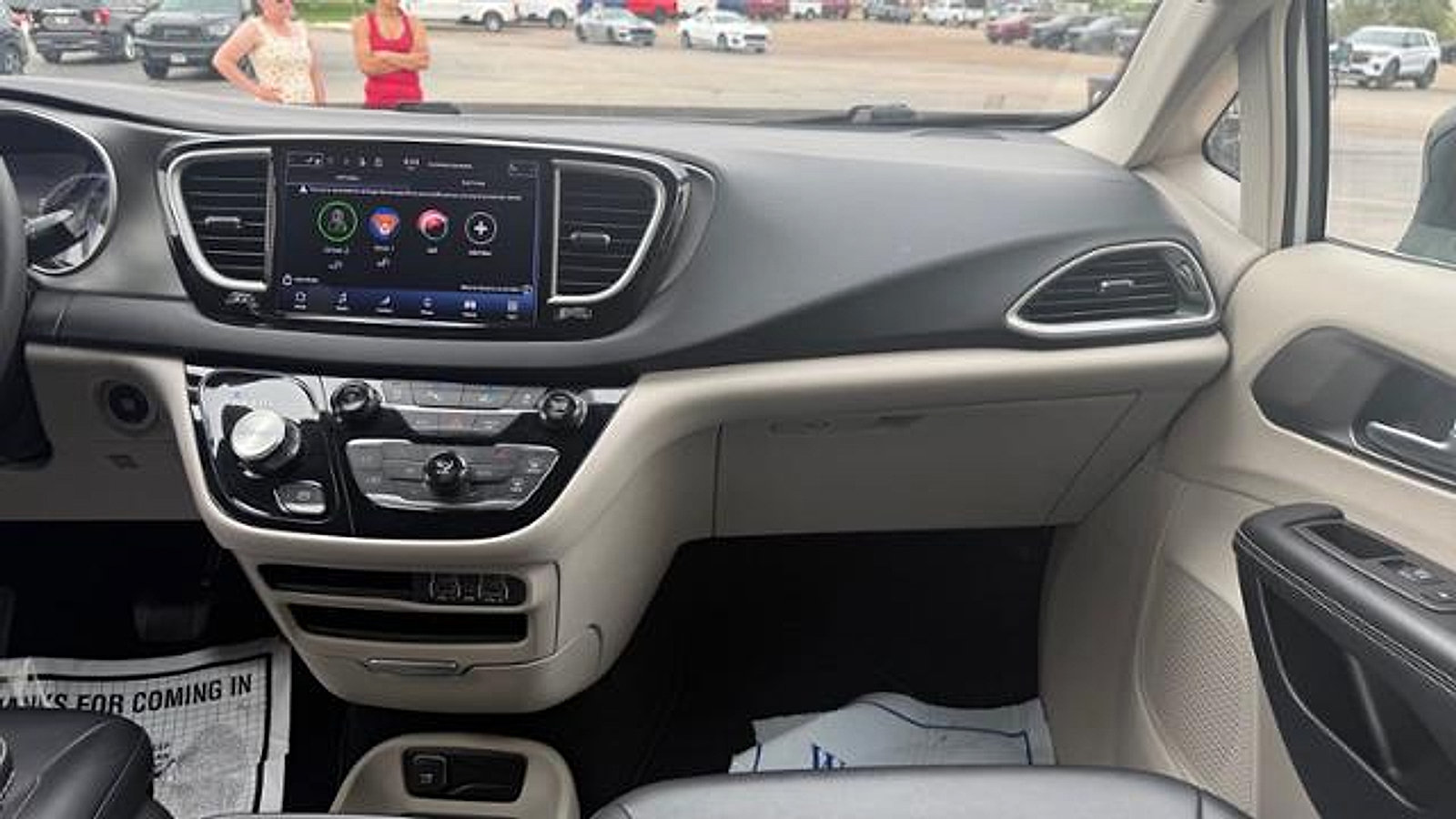 Used 2024 Chrysler Pacifica Touring-L FWD image 17