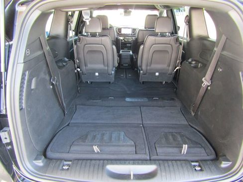 Used 2025 Chrysler Pacifica Select FWD image 35